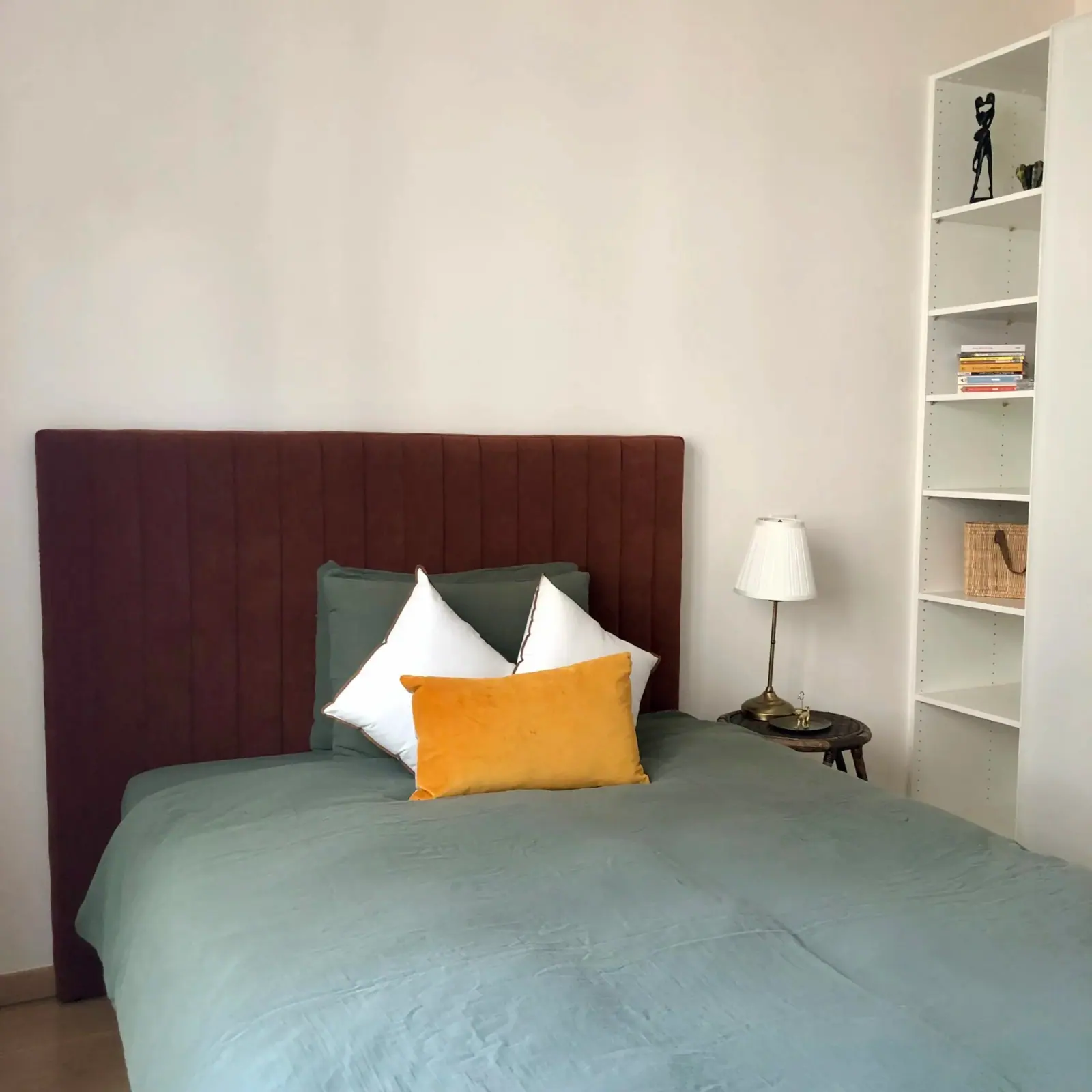 Amy’s Nest — chambre à tête de lit terracotta et linge de lit sauge