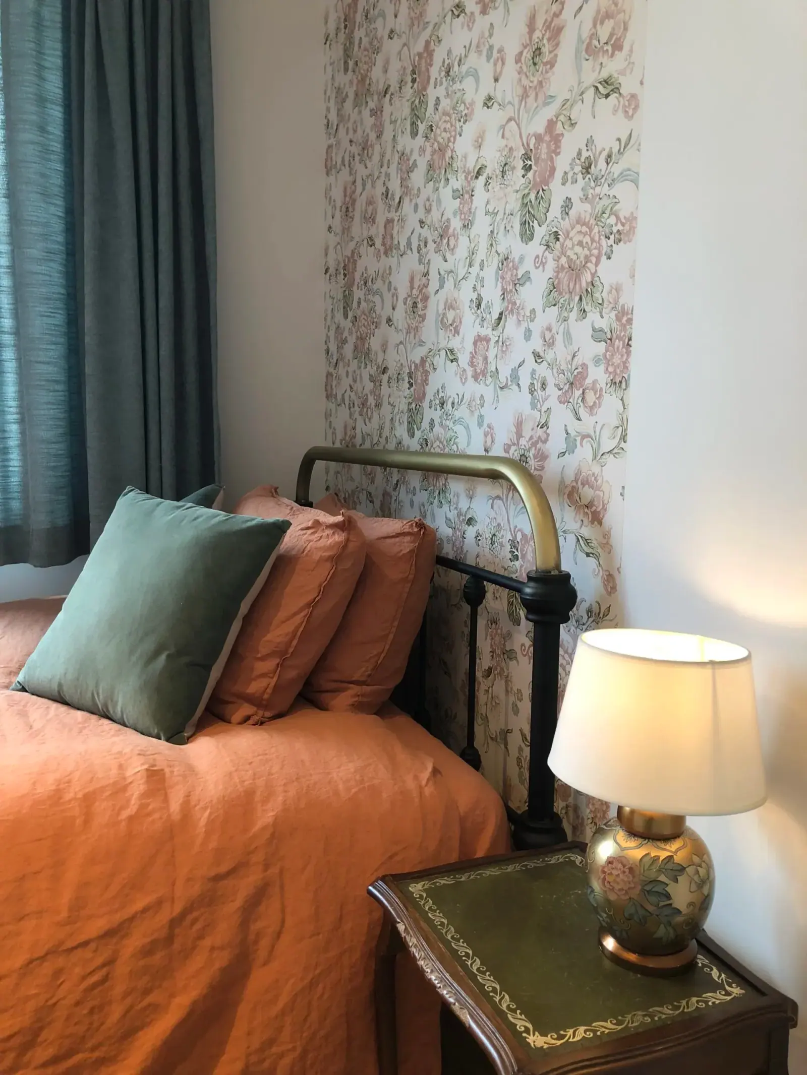 Amy’s Nest — chambre à lit en laiton, linge terracotta et papier peint fleuri