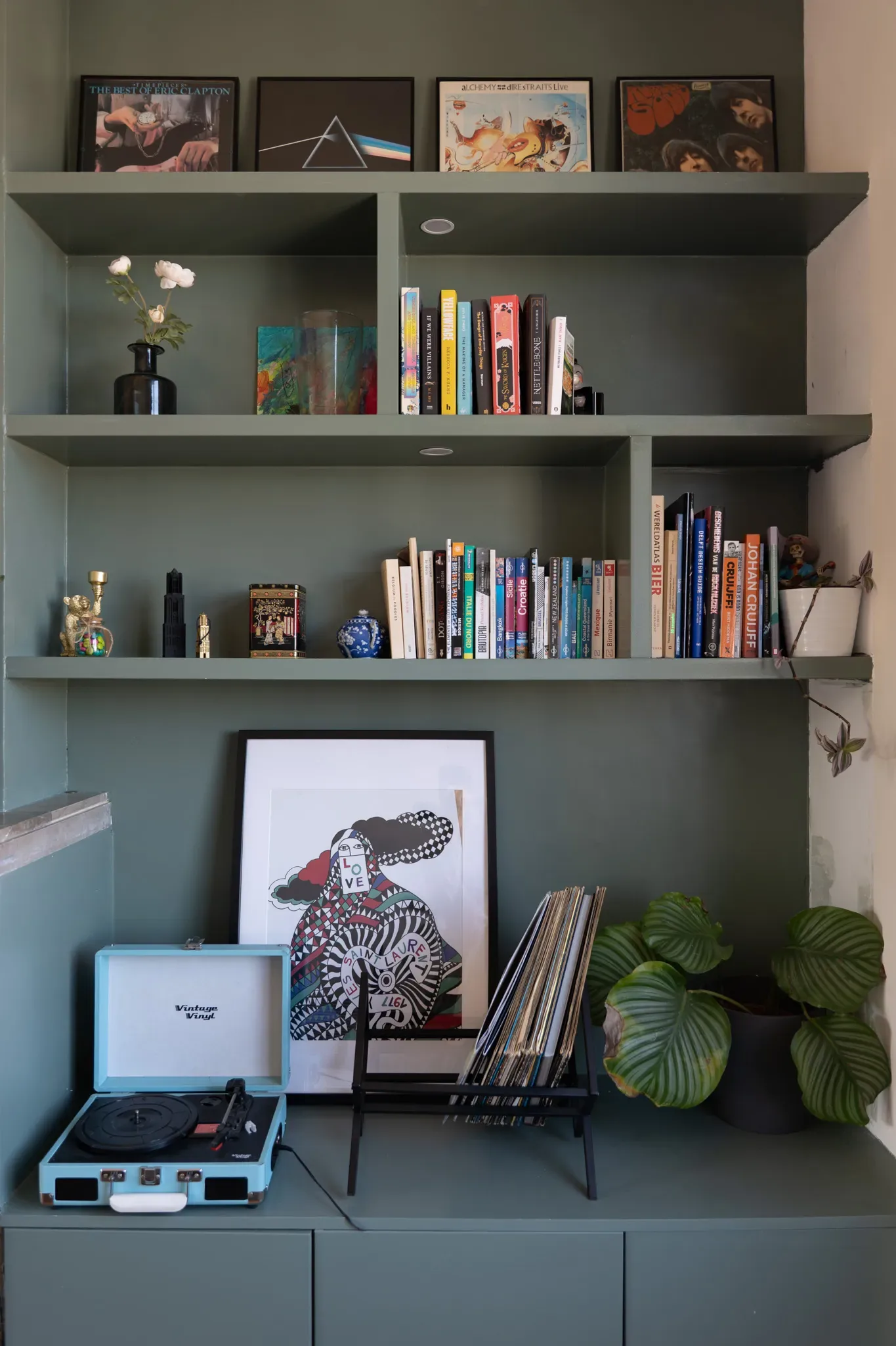 Forest — bibliothèque verte, platine vinyle et images encadrées