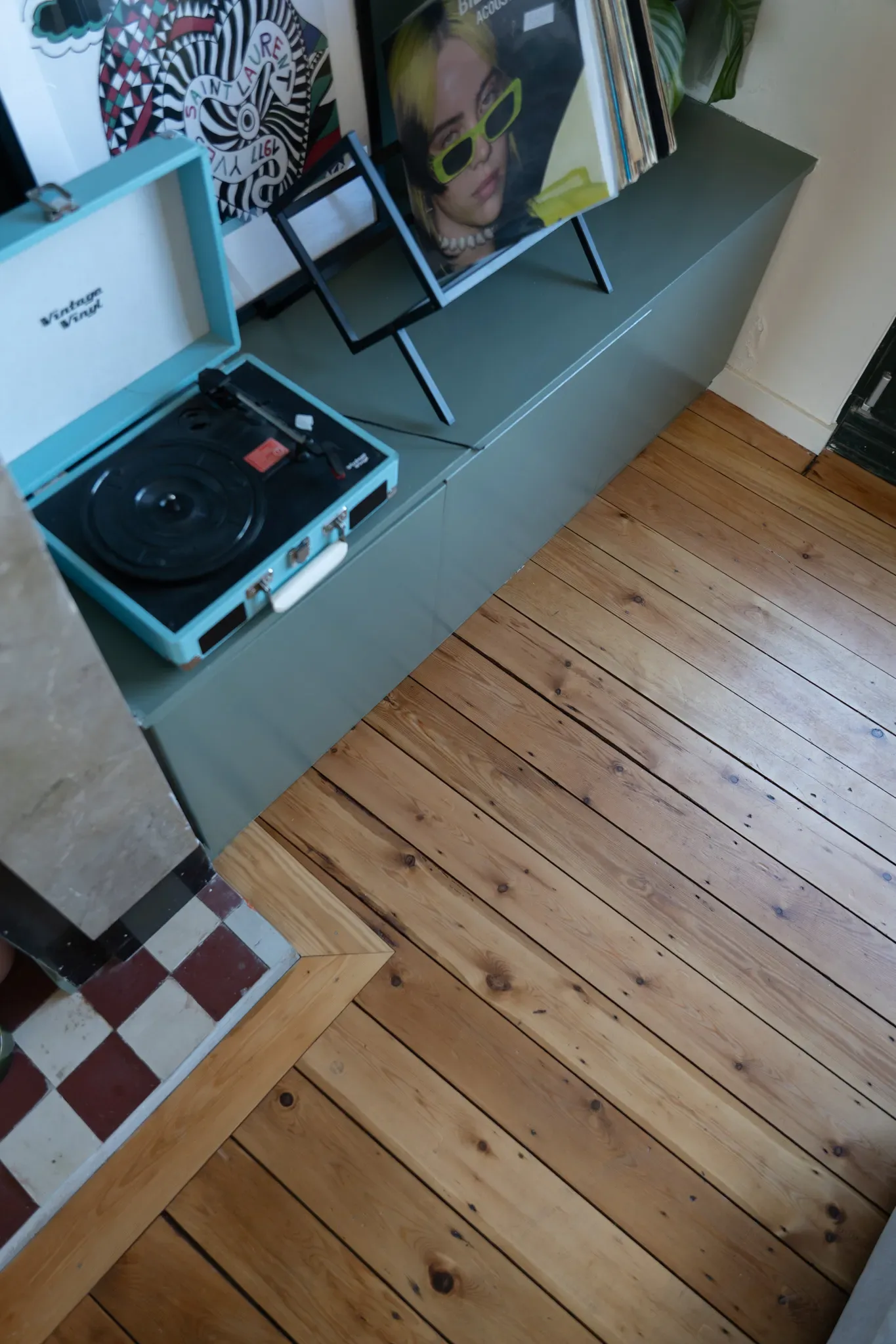 Forest — platine vinyle sur meuble vert et parquet