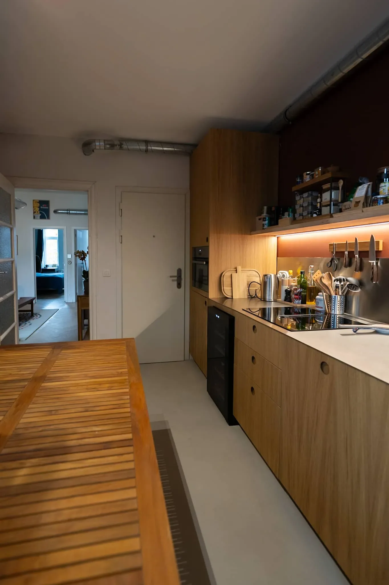 Jette — cuisine linéaire vue depuis l’entrée