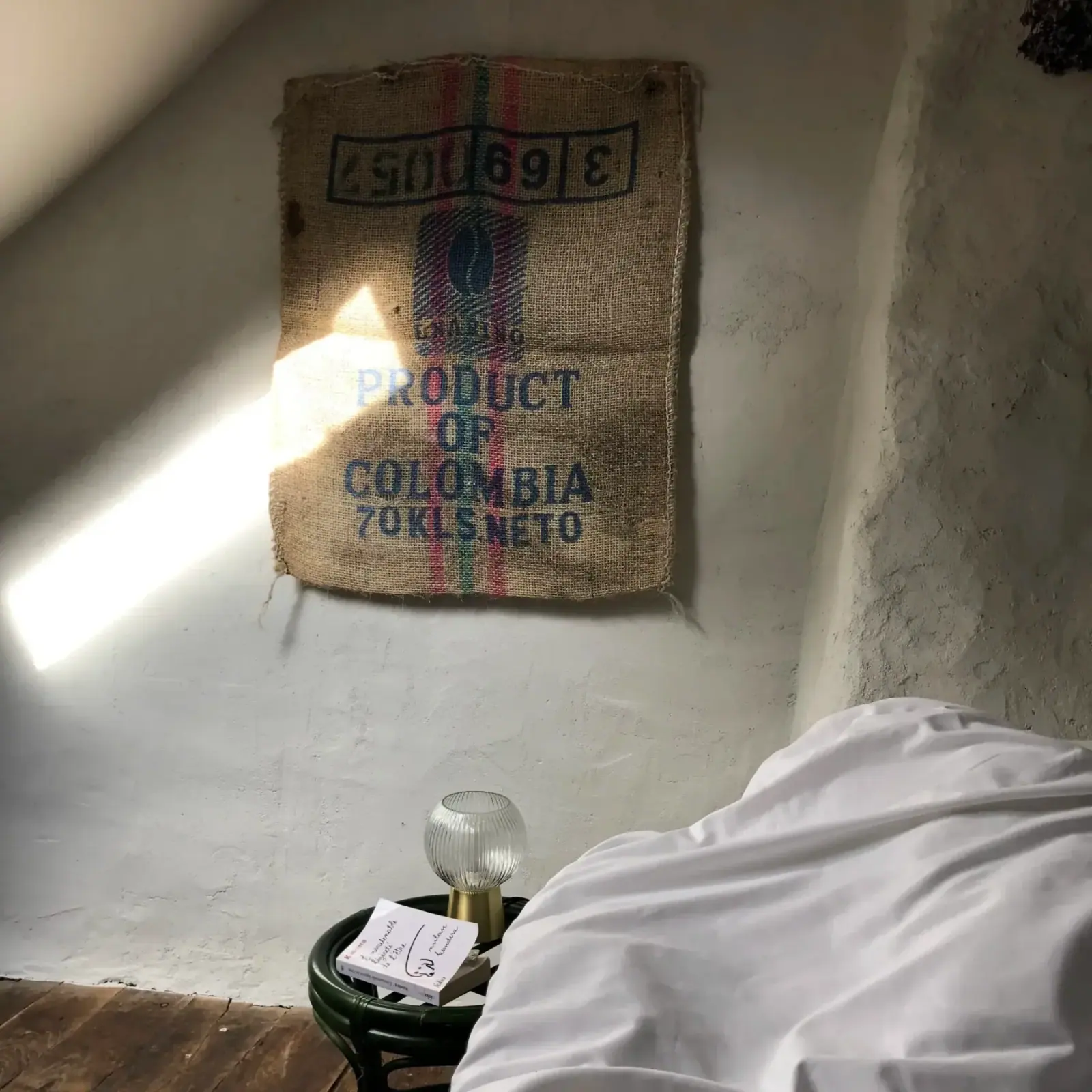 Domaine de Kerusten — chambre sous combles, mur à la chaux et sac à café en toile de jute