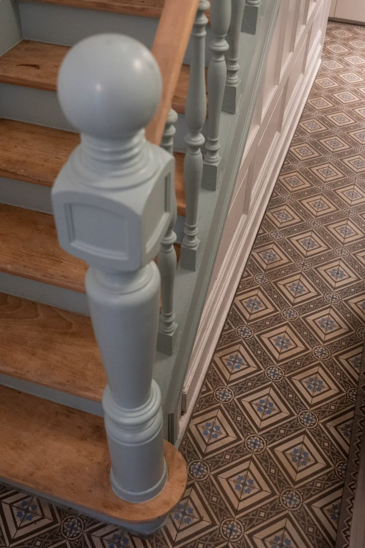 Laeken — escalier bleu-gris et sol à motifs