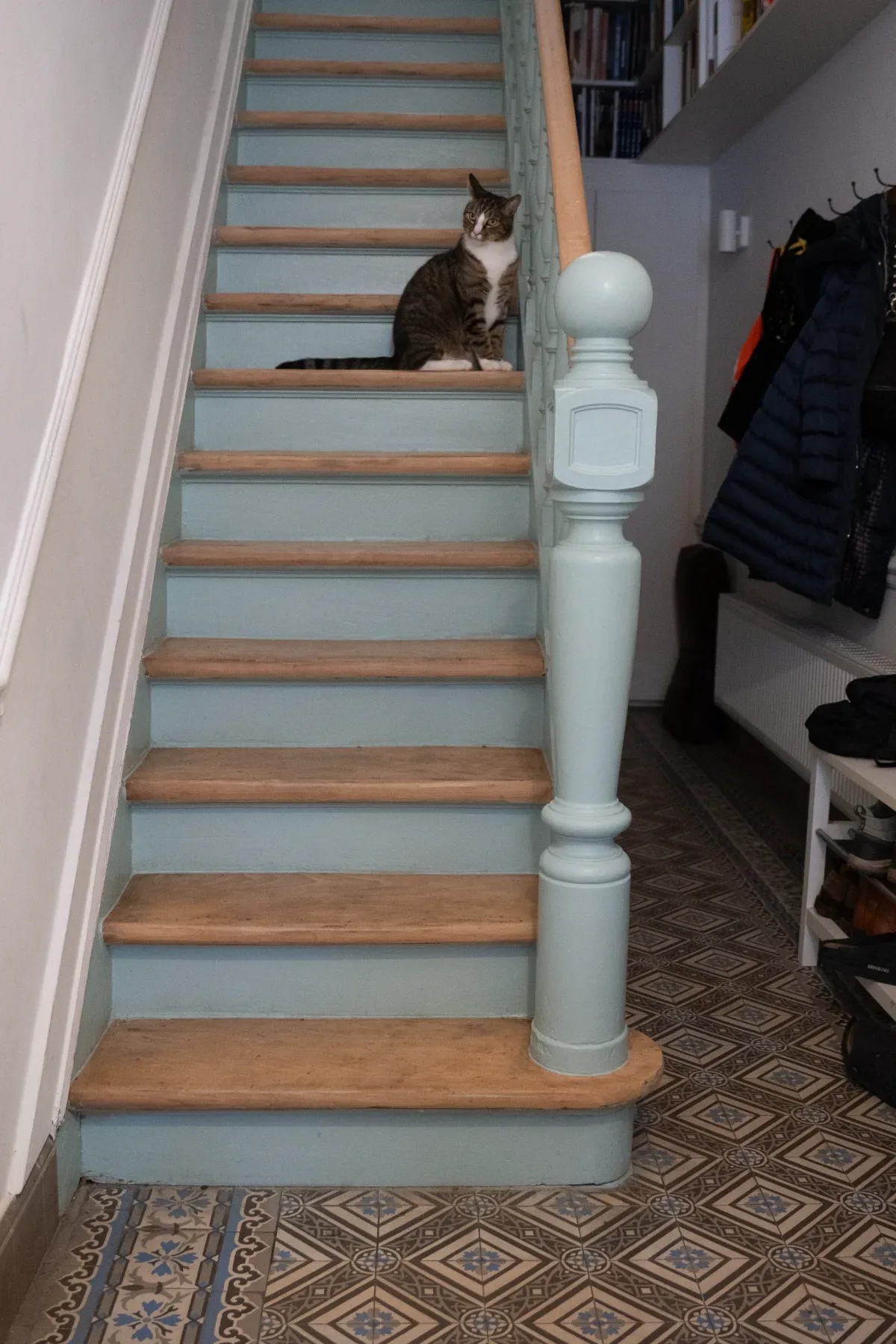 Laeken — escalier bleu-gris et hall au sol graphique