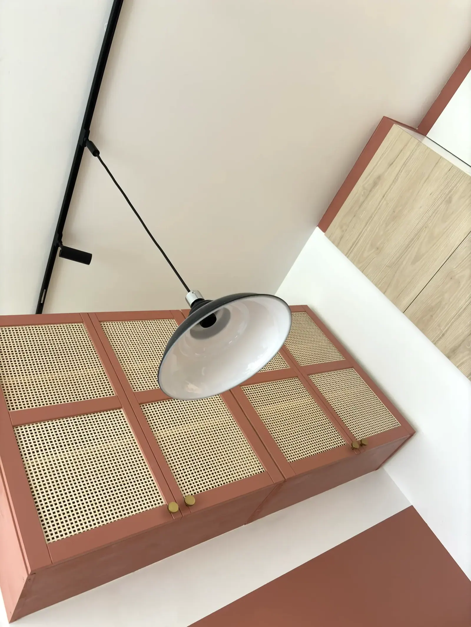 Pimp My Kitchen — meuble terracotta et suspension, vue en plongée