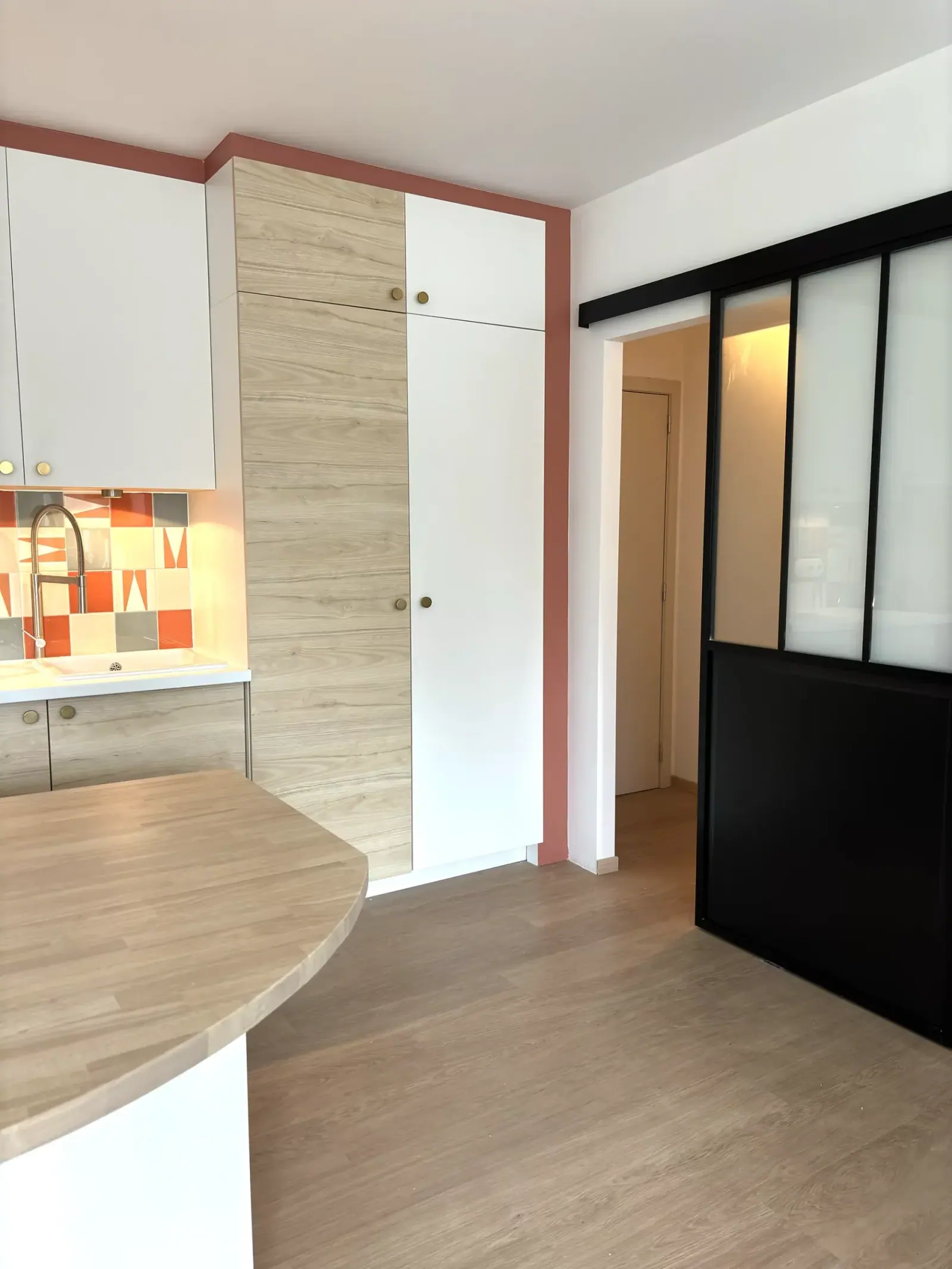 Pimp My Kitchen — colonnes boisées et blanches, verrière noire et crédence colorée
