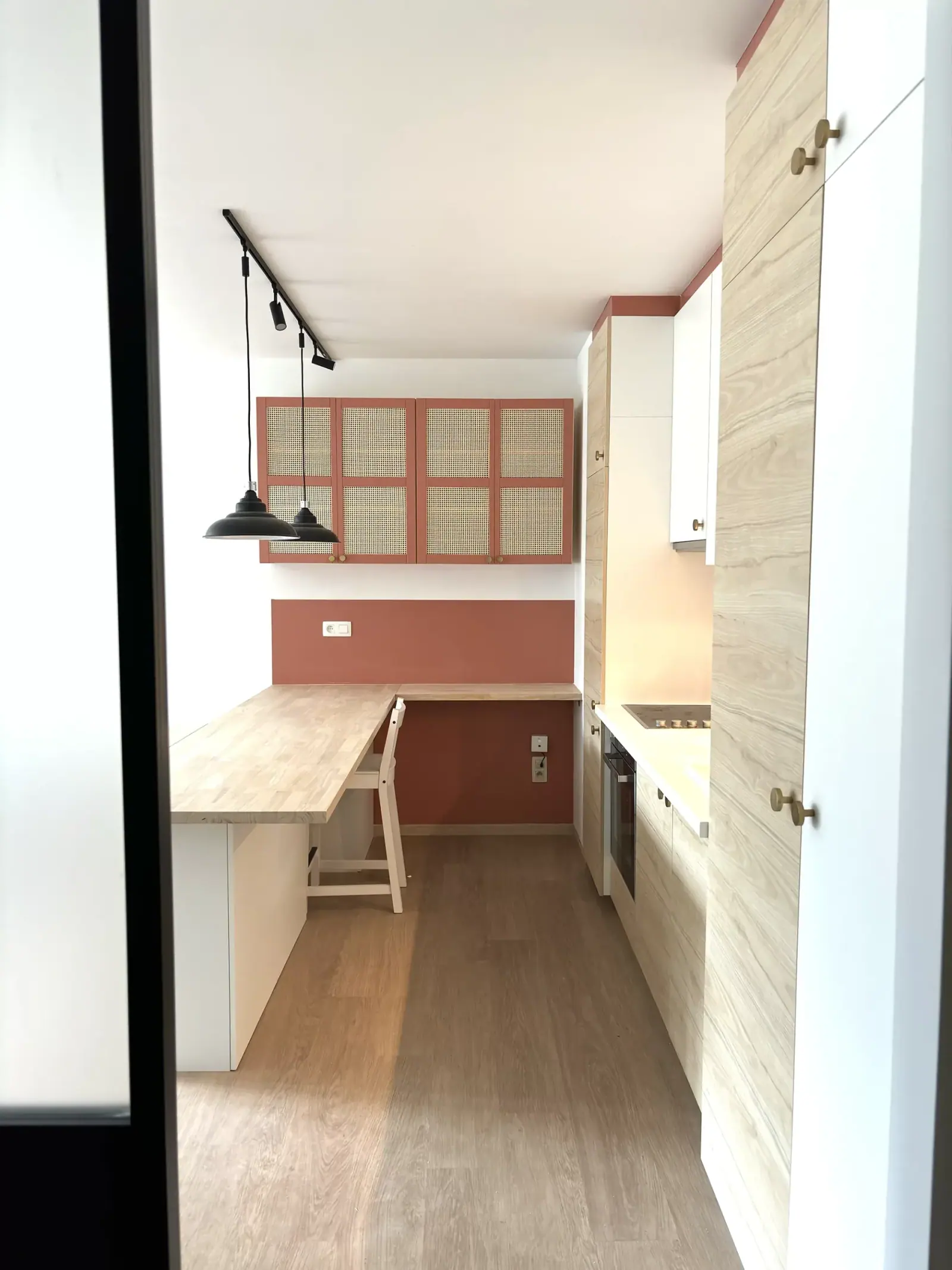 Pimp My Kitchen — cuisine étroite, façades terracotta et plan bois