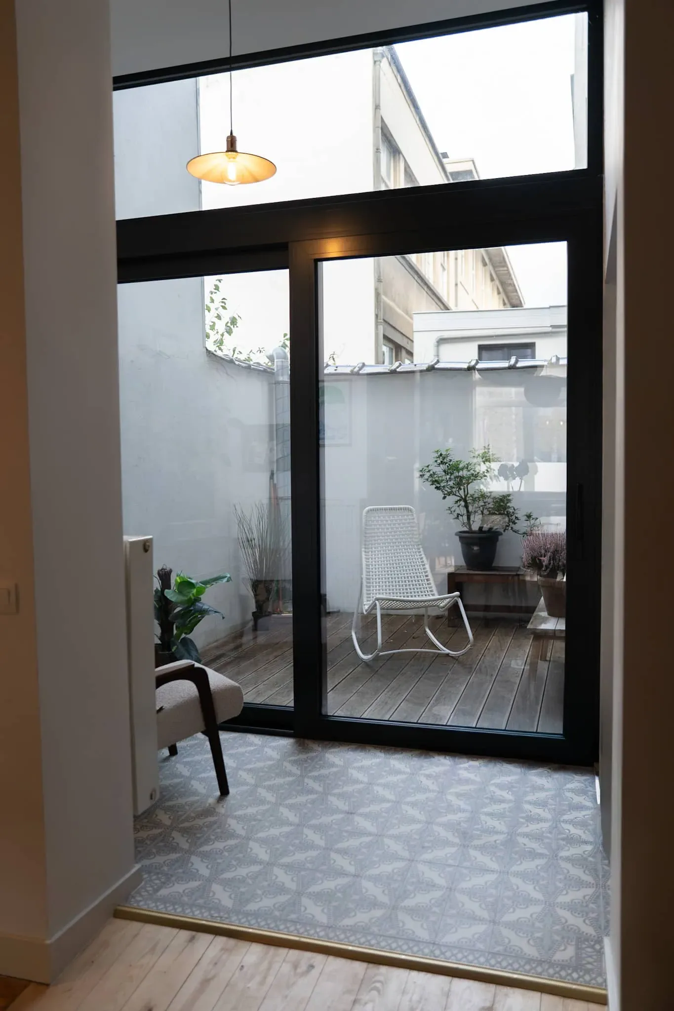 Schaerbeek — salle de bain avec douche de plain-pied et sol hexagonal