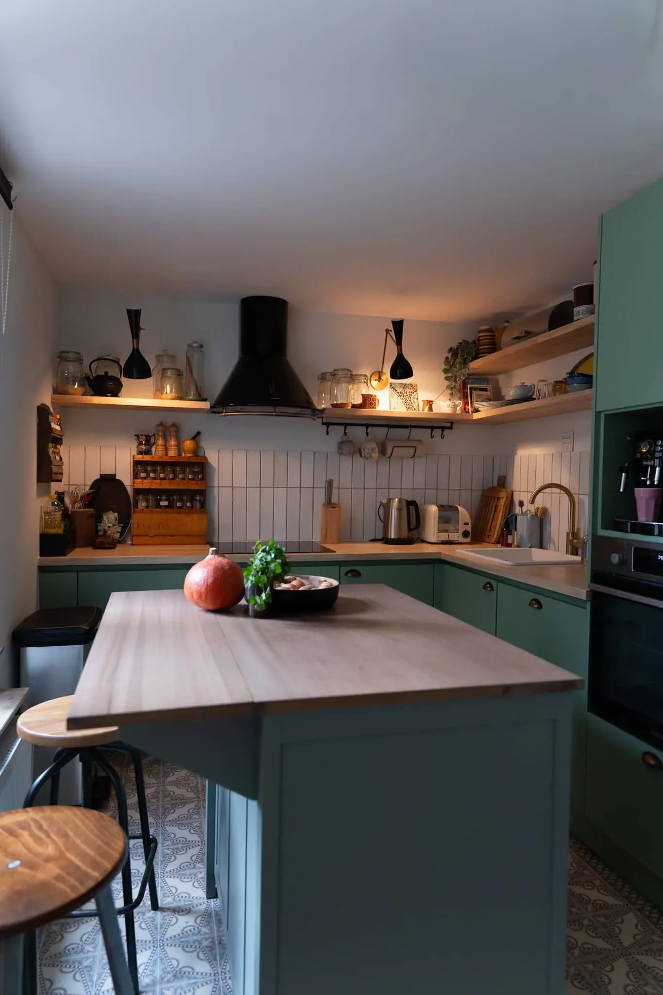 Schaerbeek — cuisine vert sauge avec îlot central