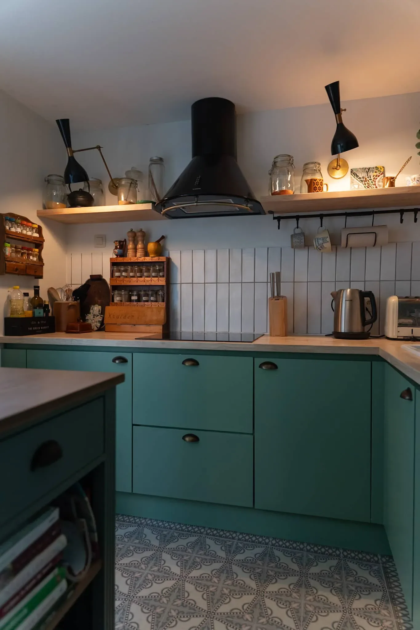Schaerbeek — cuisine vert sauge, hotte noire et appliques murales