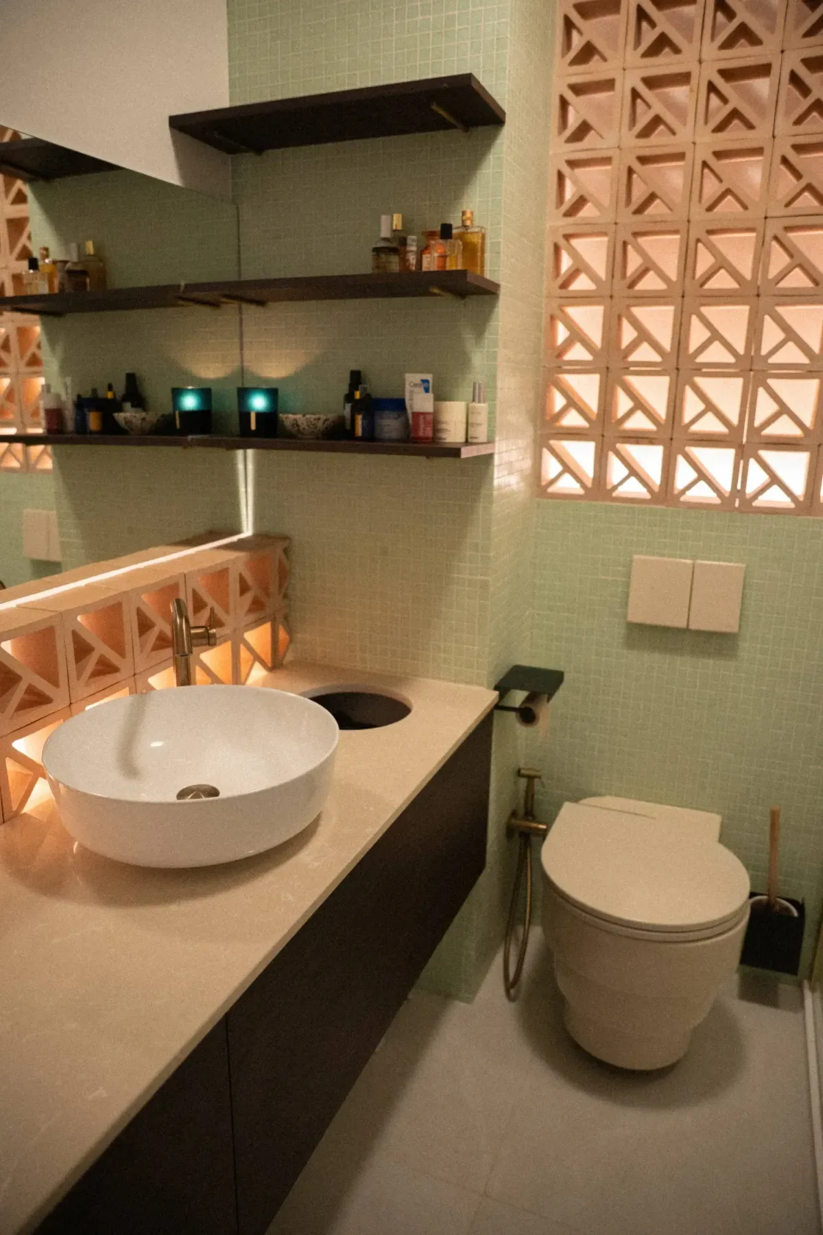 Salle de bain — WC suspendu et revêtement vert — Saint-Josse II