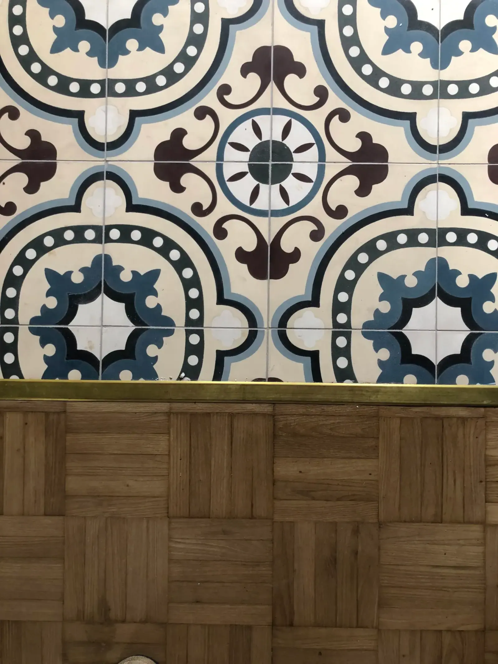 Sterrebeek — carreaux de ciment bleus à motifs et lambris bois, détail