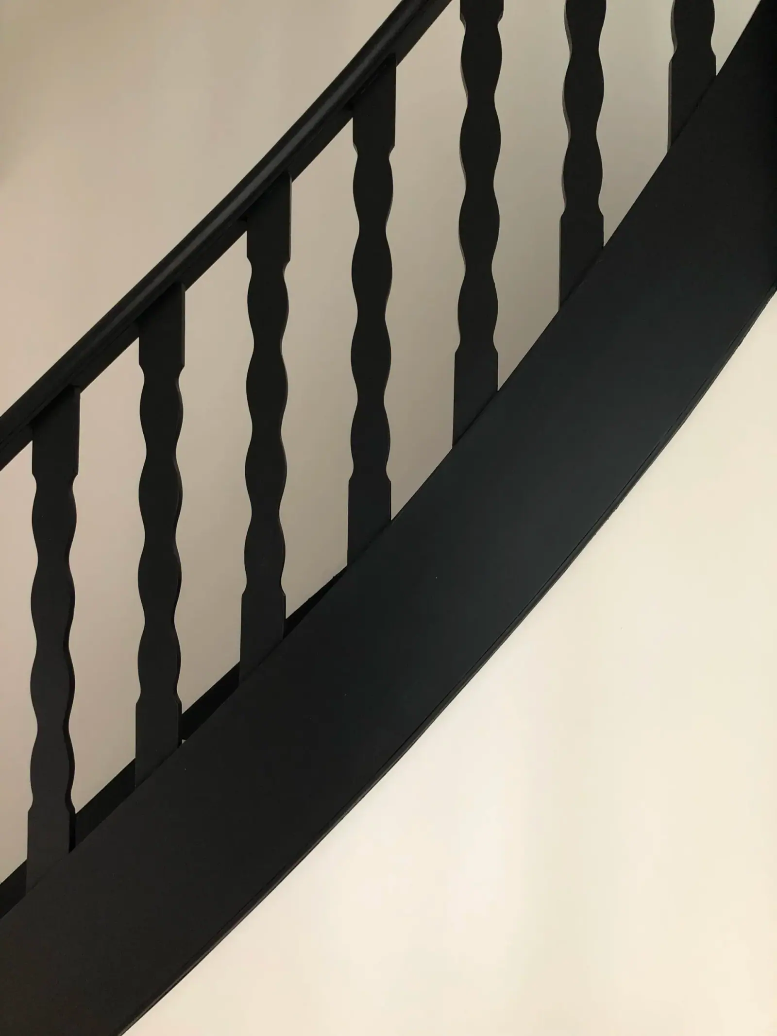 Sterrebeek — rampe d'escalier noire à balustres tournés